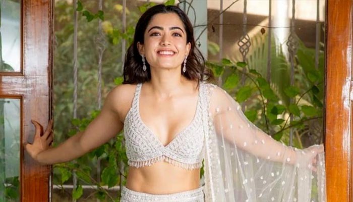 পরিচারকদের পা ছুঁয়ে প্রতিদিন প্রণাম করি : রাশমিকা