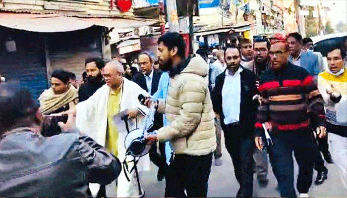 ভোটারদের নিরুৎসাহিত করতে রিজভীর লিফলেট বিতরণ ভোটারদের নিরুৎসাহিত করতে রিজভীর লিফলেট বিতরণ