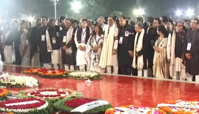 ভাষা শহীদদের প্রতি শ্রদ্ধা জানাচ্ছে জাতি