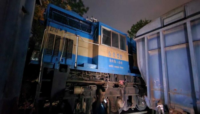 ঈশ্বরদীর রেল ক্রসিংয়ে দুই ট্রেনের সংঘর্ষ