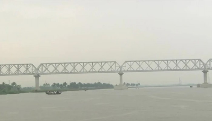 রেলসেতুর পিলারের সাথে ধাক্কা লেগে কার্গোজাহাজ ডুবি, নিখোঁজ ২ রেলসেতুর পিলারের সাথে ধাক্কা লেগে কার্গোজাহাজ ডুবি, নিখোঁজ ২