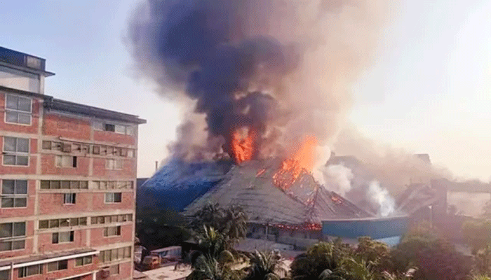 নিয়ন্ত্রণে এস আলমের তেলের মিলের আগুন নিয়ন্ত্রণে এস আলমের তেলের মিলের আগুন