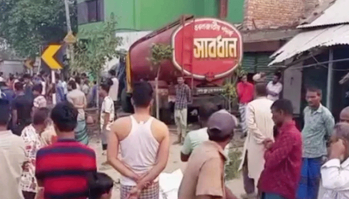 চায়ের দোকানে ঢুকে পড়ল লরি, নিহত ২