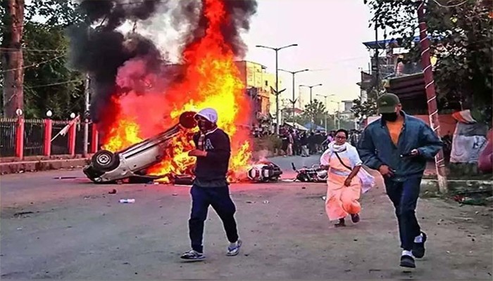 মণিপুরে সহিংসতা দমনে আরও ১০ হাজার সেনা পাঠাচ্ছে ভারত সরকার মণিপুরে সহিংসতা দমনে আরও ১০ হাজার সেনা পাঠাচ্ছে ভারত সরকার