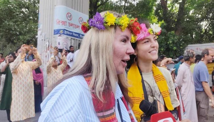 আনন্দ শোভাযাত্রায় অংশ নিয়ে উচ্ছ্বসিত বিদেশিরাও