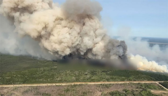 ভয়াবহ দাবানলের কবলে কানাডার ম্যানিটোবা