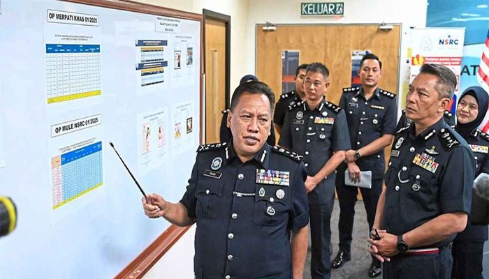 মালয়েশিয়ায় বিশাল প্রতারক চক্রের সন্ধান, বাংলাদেশিসহ ২ হাজার গ্রেপ্তার  মালয়েশিয়ায় বিশাল প্রতারক চক্রের সন্ধান, বাংলাদেশিসহ ২ হাজার গ্রেপ্তার