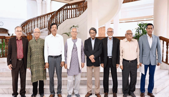 জাতীয় ঐকমত্য কমিশনের সদস্যদের অভিনন্দন জানালেন প্রধান উপদেষ্টা