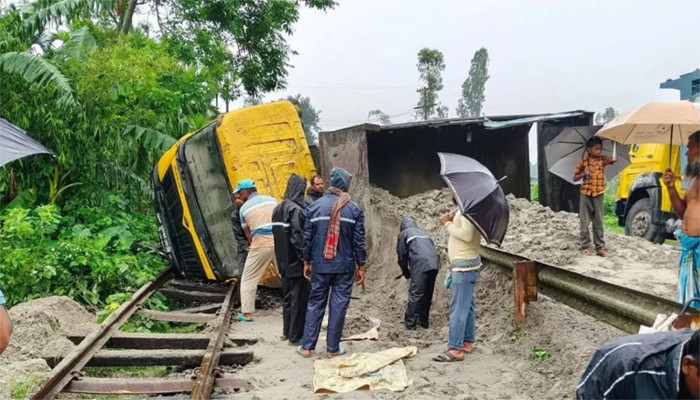 ​কুড়িগ্রামে বালুভর্তি ট্রাক উল্টে সারাদেশের সঙ্গে রেল যোগাযোগ বন্ধ