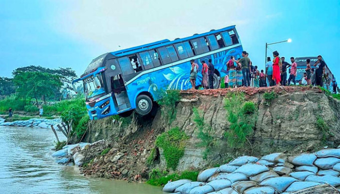 মানিকগঞ্জে নিয়ন্ত্রণ হারিয়ে নদীর কিনারে ঝুলন্ত বাস, অল্পের জন্য রক্ষা