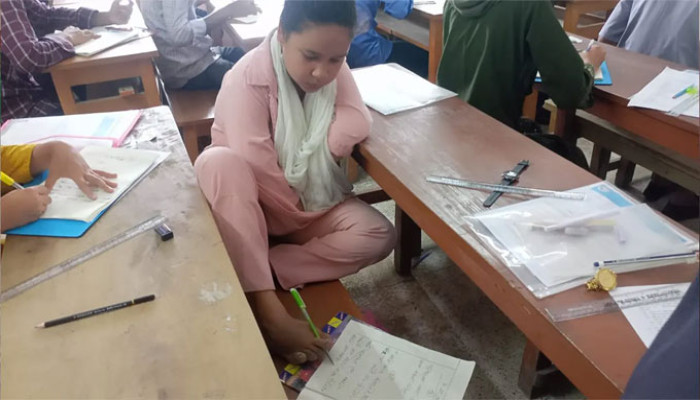 পা দিয়ে লিখে এইচএসসি পরীক্ষা দিচ্ছেন পলি রানী