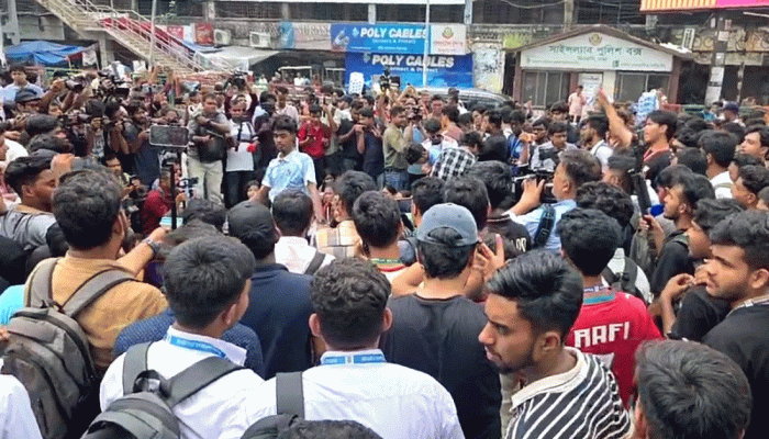 ​শিক্ষামন্ত্রীর পদত্যাগ দাবিতে সড়ক অবরোধ করে বিক্ষোভ