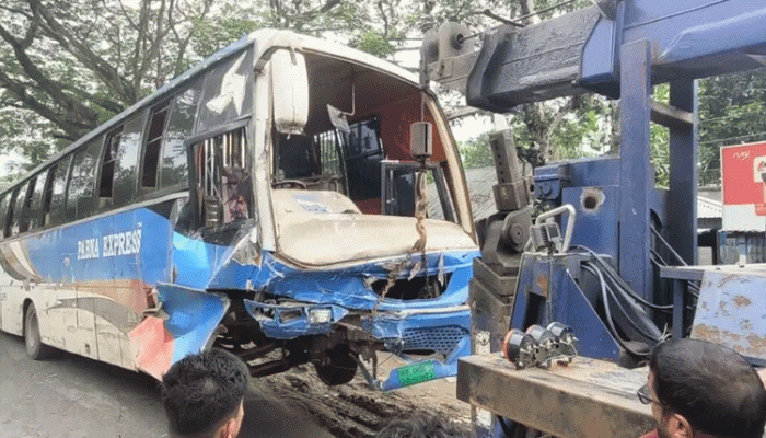 ​পাবনায় লাশবাহী অ্যাম্বুলেন্সের সঙ্গে বাসের সংঘর্ষে নিহত ২