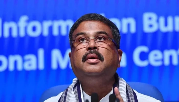 আন্দোলনের মুখে ভারতের শিক্ষামন্ত্রীর পদত্যাগ