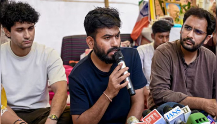 ​শিক্ষামন্ত্রীর পদত্যাগেও থামছে না আন্দোলন, আরও দুই দাবি ককরোচ জনতা পার্টির