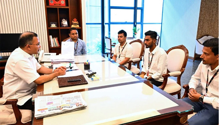 ​প্রধানমন্ত্রীর সঙ্গে জুলাই যোদ্ধা আজিজুর রহমানের সাক্ষাৎ