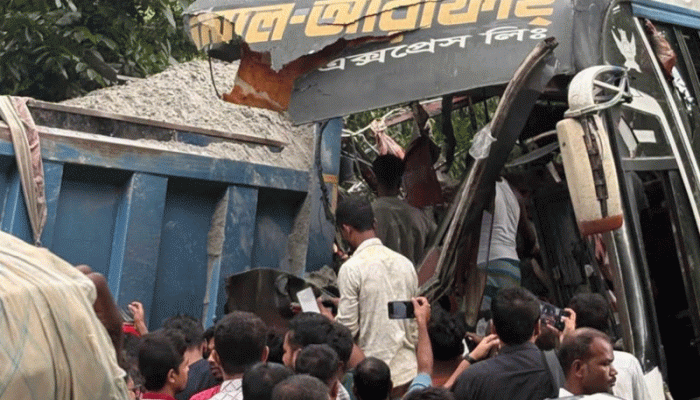 ​চাঁদপুরে বাস-ট্রাকের মুখোমুখি সংঘর্ষে নিহত ৩, আহত ১৫