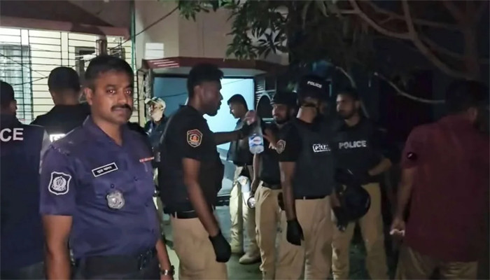 ​সাভারে একটি বাড়ি থেকে নিষিদ্ধ সংগঠনের সদস্য আটক, বোমাসদৃশ বস্তু উদ্ধার