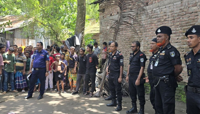 ​মাদারীপুরে মাদরাসায় ককটেল বিস্ফোরণ, আহত ৫ শিক্ষার্থী