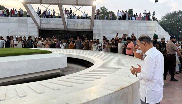 ​রাষ্ট্রপতি নির্বাচন শেষে মা-বাবার কবর জিয়ারত করলেন প্রধানমন্ত্রী