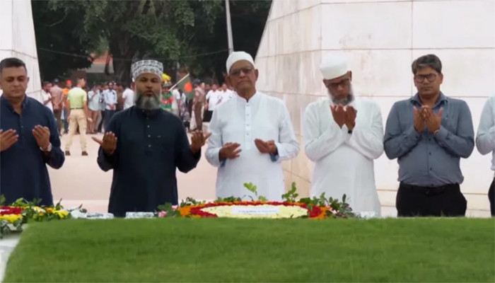 ​জিয়াউর রহমান ও খালেদা জিয়ার সমাধিতে শ্রদ্ধা জানালেন নতুন রাষ্ট্রপতি