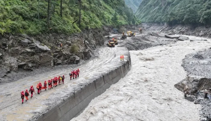 নেপাল-তিব্বত সীমান্তে উদ্ধারকাজ স্থগিত করল চীন