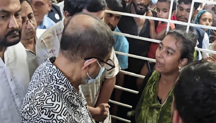 ‘এটা কিসের সরকারি হাসপাতাল’ স্বাস্থ্যমন্ত্রীর সামনে নারীর ক্ষোভ