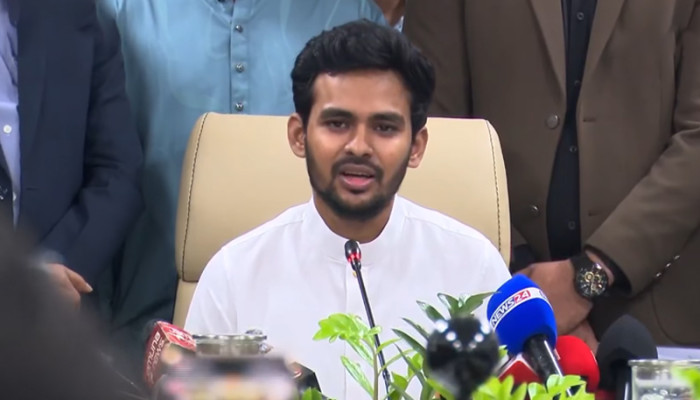 সবার সঙ্গে সম্পর্কের দরজা খোলা রেখে বাণিজ্যিক ও সামরিক চুক্তিতে যেতে হবে : আসিফ মাহমুদ