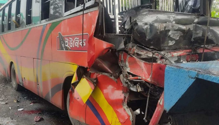 ​ফেনীতে বাস ও কাভার্ডভ্যান সংঘর্ষে ৩ জনের মৃত্যু