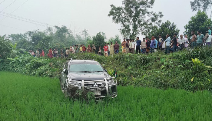 বগুড়ায় ধানক্ষেতে গিয়ে পড়ল প্রতিমন্ত্রীর গাড়ি, আহত ৩