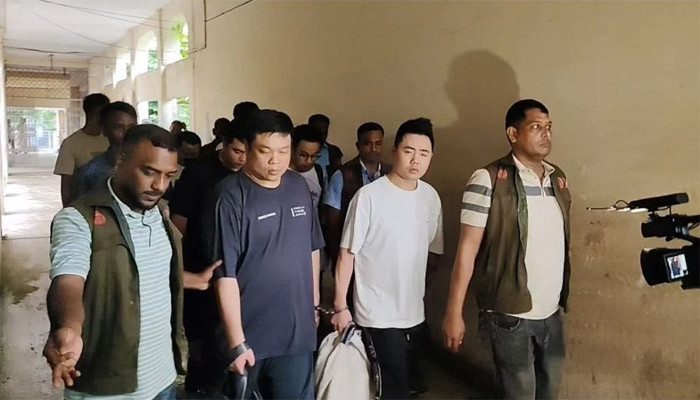 ​কক্সবাজারে দুই হাজার আইফোনসহ ৬ চীনা নাগরিক গ্রেফতার