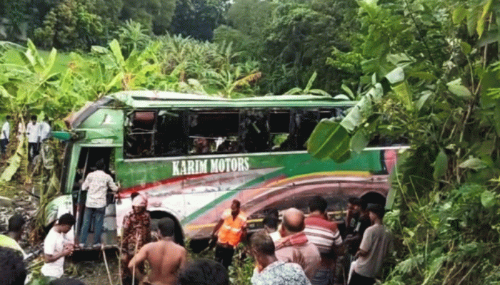 গোপালগঞ্জে বাস নিয়ন্ত্রণ হারিয়ে খাদে পড়ে নিহত ৩, আহত ২০