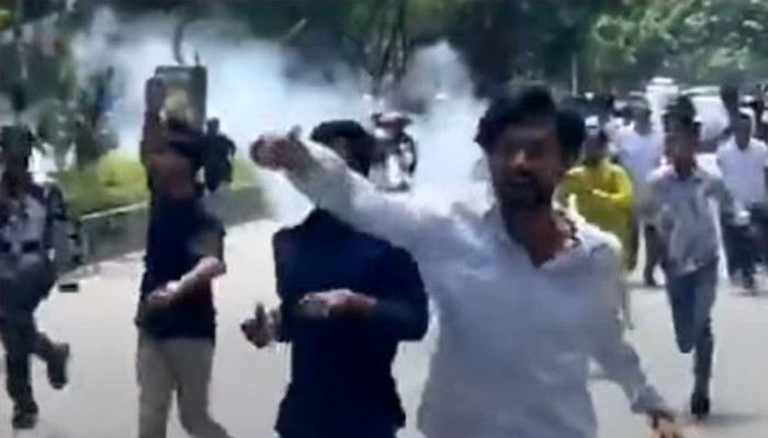 গুলশানে ‘জয় বাংলা’ স্লোগানে মিছিল, ককটেল বিস্ফোরণ, গ্রেপ্তার ২