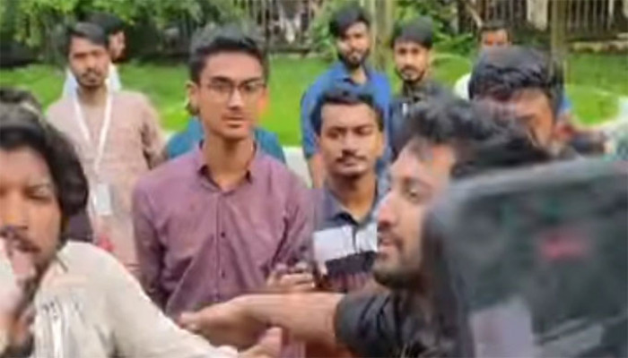 ছাত্রশক্তির প্রথম কাউন্সিলেই দুই পক্ষের হাতাহাতি