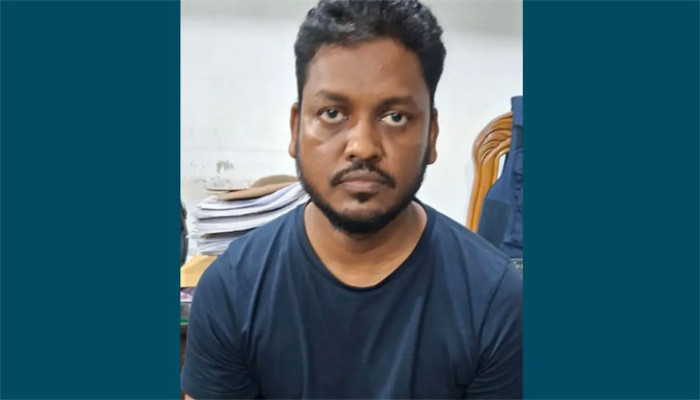৬৩ বিদেশি নাগরিকের পাসপোর্ট জমা রাখা সেই মহসিন গ্রেপ্তার