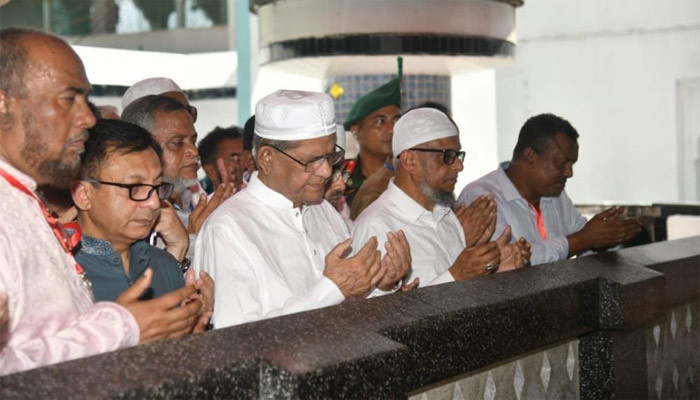 ​শাহজালাল (রহ.)-এর মাজার জিয়ারত করলেন রাষ্ট্রপতি
