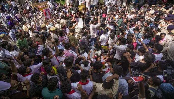 বিক্ষোভে উত্তাল দিল্লি: ইন্টারনেট বন্ধ, আটক সাতশ’র বেশি
