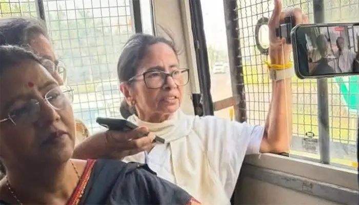মমতা বন্দ্যোপাধ্যায়কে আটক করল দিল্লি পুলিশ