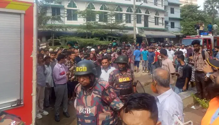 গাজীপুরে আগুন নিয়ন্ত্রণে ২০ ইউনিট, যোগ দিয়েছে সেনাবাহিনী-বিজিবি-পুলিশ