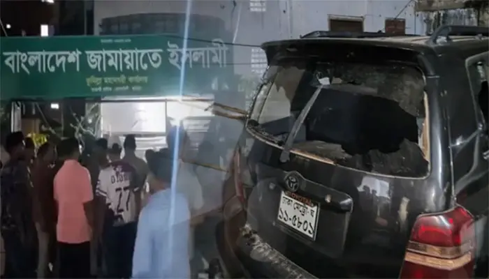 কুমিল্লায় জামায়াতের দুই গ্রুপের সংঘর্ষ, গাড়ি ভাঙচুর-ককটেল বিস্ফোরণ
