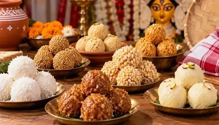 পূজার মিষ্টিমুখে ঘরেই বানান মজাদার নারকেলের নাড়ু